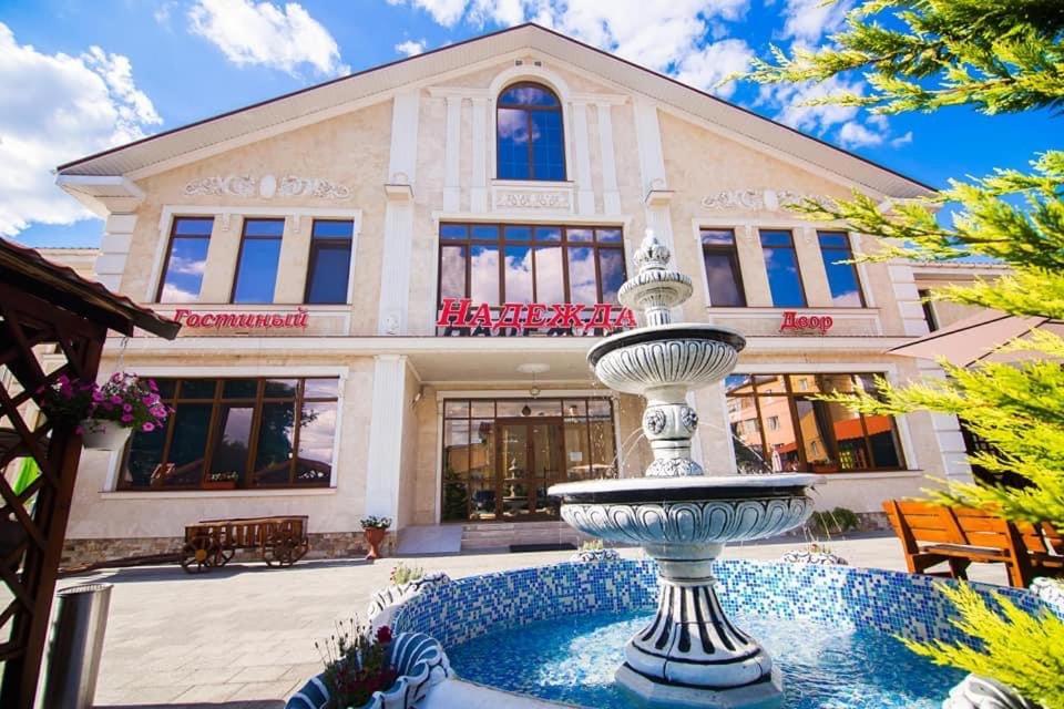 Hotel Гостиный Двор Надежда à Khlibodarske Extérieur photo